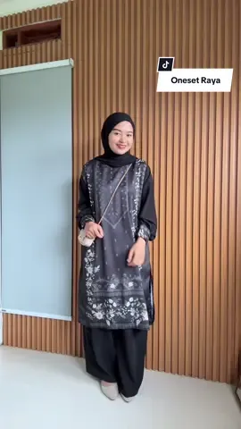 Edisi black !! Kali ini pakai Oneset Khalisa motif yang super gemess 😋🫶🏻 #melisasyari #onesetmotif #ootdkondangan #rayamotif #fyp 
