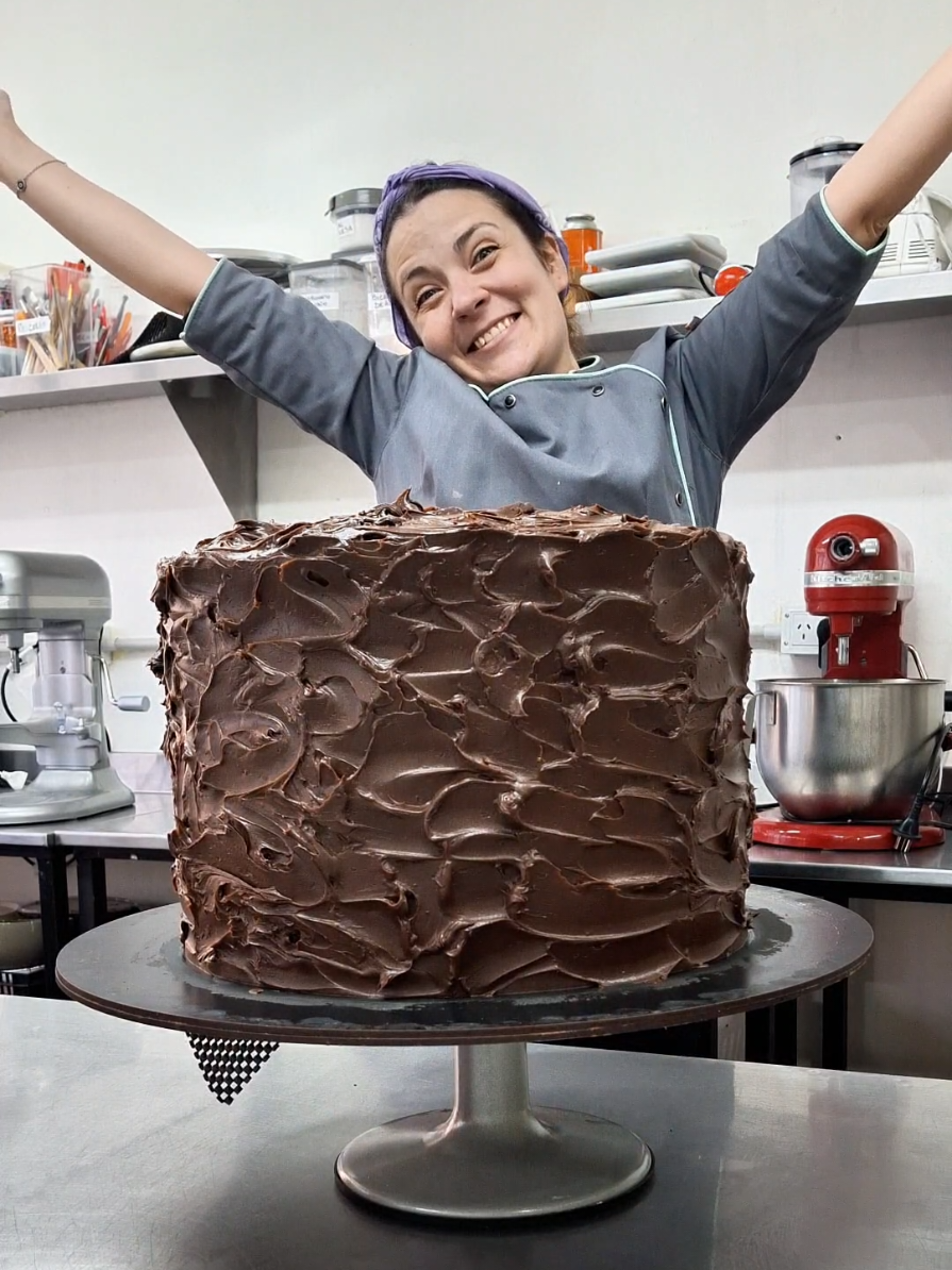 😱¿TORTA DE 15 KILOS? 😱 Contame en un comentario si te comerías una porción de esta bomba 💣   #bakery #viraltiktok #villaluro #matilda #chocolate 
