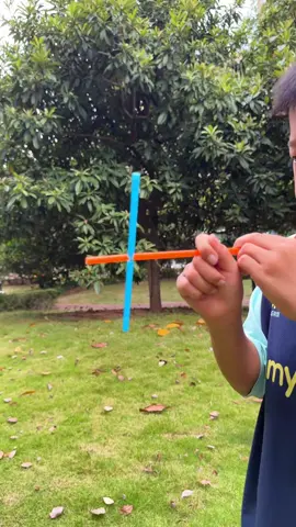 You can make a straw windmill for your child using two straws. Try it now #手工diy #幼儿手工#父子手工 