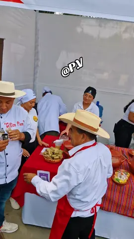le dan su cachadita al paisa del rico piura en la feria ah comer por aniversario de piura #tendencia #Viral #parati #turismo #viajero #elricopiura #feriagastronómica #aniversariodepiura #cachadita 