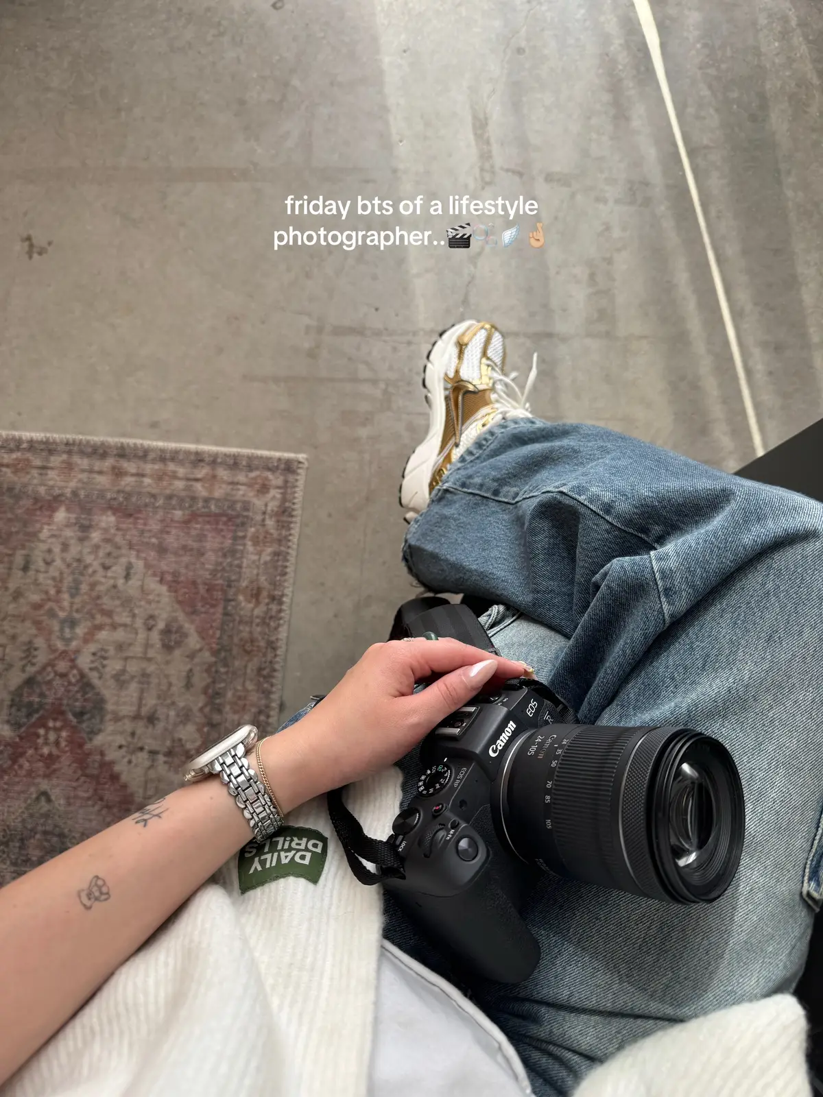 Loving my new @DAILYDR!LLS cardigan + @Nike vomeros have been my go to for session days! 💫📷 #OOTD #ootdinspo #behindthescenes #photography #jewelry 