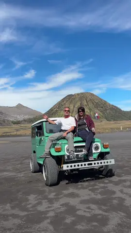 Explore Bromo with Italian tourists 🇮🇹 #reizenindonesia #italiantourist #bromomountain #javabalioverland 