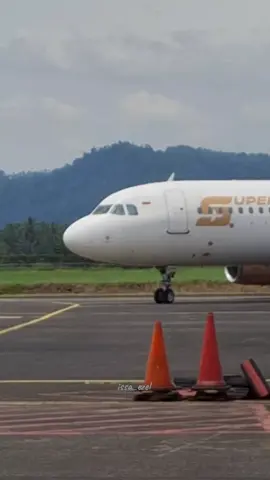 Taxiing Super Air Jet coming from Morowali (MWS) | Airbus A320-232  #airbus  #aviation  #superairjet 