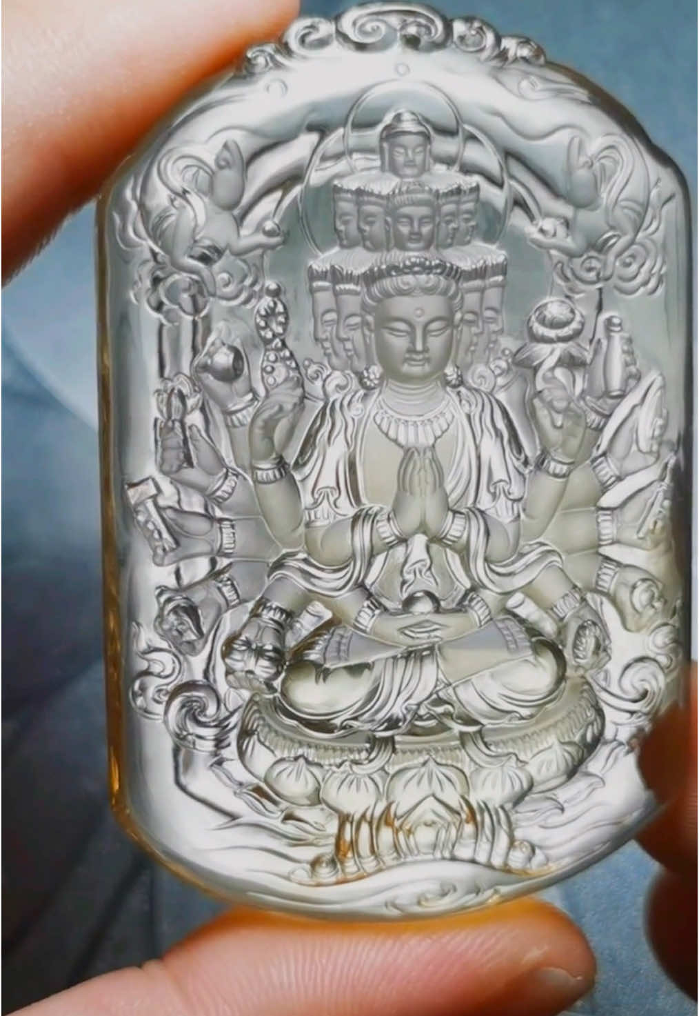 粉絲朋友訂製的千手觀音拋光完成#雕刻 #雕刻艺术 #雕刻家 #手工 #手工製作 #水晶 #千手觀音 