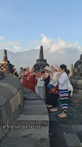puja di Puncak Candi Borobudur DHARMAYATRA/ PILGRIMAGE  Sampai Puncak Candi Borobudur Setiap Hari (Senin sd Minggu) Pukul 07.00 sd 09.00 #pilgrimage #borobudur #borobudurtemple #candiborobudur #buddhatemple 
