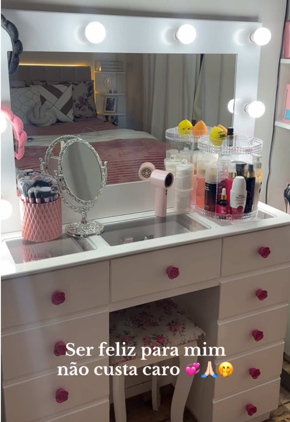 Ser feliz para mim não custa caro🤭💞  • • encontrei minha penteadeira camarim no Mercado Livre:  ID:1MRII9-F2E7 • #penteadeira #girls #garotas #MercadoLivreAchados #HomeAndDecor @Mercado Livre @Programa Afiliados e Criadores 