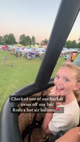 This was so cool! Definitely recommend riding in a hot air balloon 😍 #bucketlist #hotairballoon #momanddaughterduo #fridaynight #smalltown 