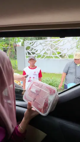 Semoga sedikit daging yang bisa aku bagikan bisa buat bapak sekeluarga seneng ya pak 🥹❤️ #fyp #bidanseruni #berbagi 