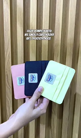 ✨ Simple. Stylish. Smolly! Dompet kartu mini yang siap nemenin aktivitasmu tiap hari 🎒 Tersedia 3 warna kece: 🖤 Black – Elegan dan klasik 💛 Yellow – Cerah dan ceria 🌸 Salmon – Manis dan unik Praktis dibawa kemana aja, cocok buat kamu yang suka gaya minimalis tapi tetap fungsional 👌 📌 Art: 10979 🛒 Order sekarang : https://shop-id.tokopedia.com/view/product/1732081724632040721 #eiger #eigertropicaladventure #eigerproduct #dompetkartu #dompet 