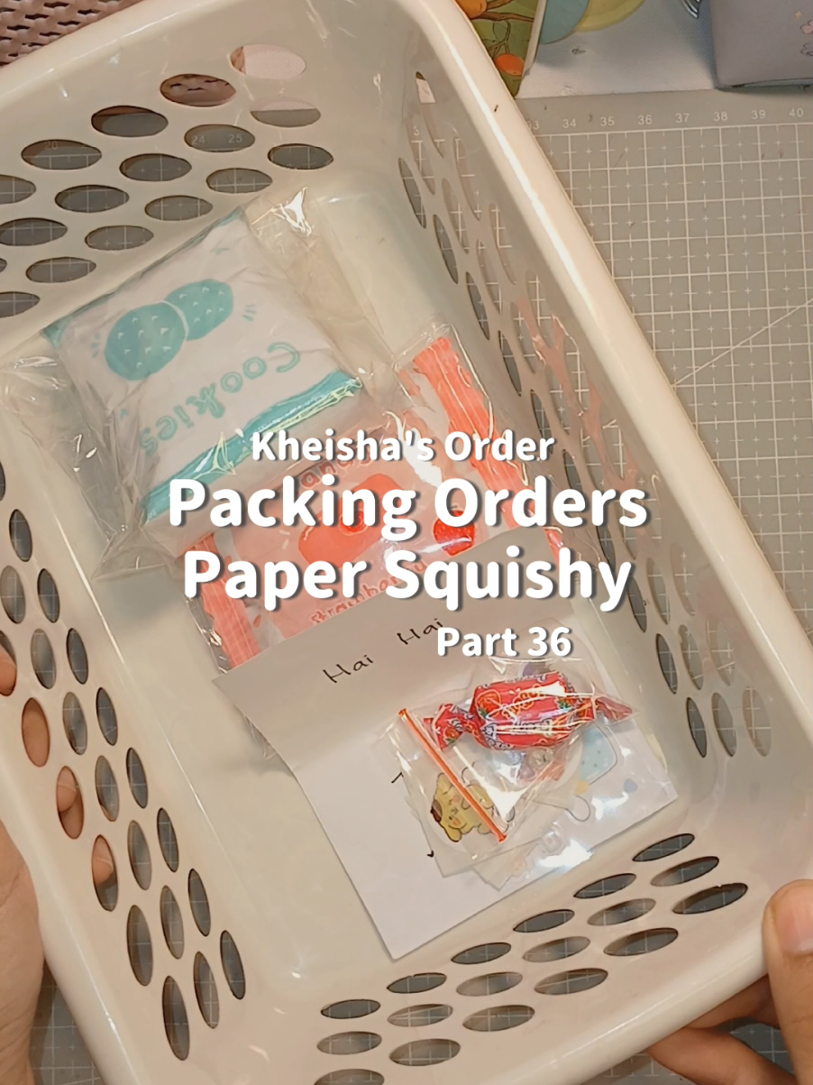 @eiizhhak_ • packing asmr! oiyaa guys InsyaaAllah bulan September nanti aku mau ubah paper squishy yg aku jual, jadii yang masi ada ditokren saat ini adalahh stok terakhir sebelum nantii paper squishy nya pada berubah yaaa 😋✨ #packingorders #packingasmr #papersquishy #handmade #DIY 