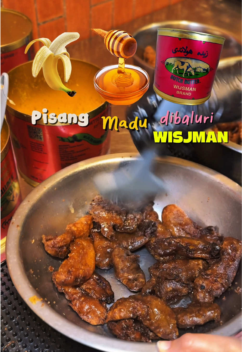 GILA SIH pisang madu dilapisin BUTTER WISJMAN?! 😭🔥 kepikiran aja loh bikin beginian!? Sekali coba langsung ngerti kenapa rame ✨ Yang bikin tambah cinta: ini versi bite size😍 Personally lebih suka gini daripada versi yang tebel— lebih gampang dimakan, gak enek, dan crunchy-nya lebih dapet! Yang bikin beda: ✨ Aromanya wangi banget (ga heran sih, Wisjman!) ✨ Gak berminyak karena di-spinning ✨ Packagingnya juga niat biar ga letoy pas sampe 📍Makan di tempat lebih mantap apalagi sambil ngopi — tempatnya estetik! Sebenernya tempat ini udah rame, tapi OKE banget buat dibikin makin rame lagi 🤝 📍: @Titik Desa  Jam buka: 🗓 Weekday: 06.00 - 21.00 🗓 Weekend: 06.30 - 21.00 📲 Bisa order via ojol, tapi kalau bisa dateng langsung deh — panas-panasnya tuh beda 🔥 #kulinercibubur #rekomendasimakanan #kulinerjakarta #jajananviral #pisanggoreng 