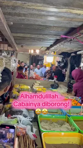 (Sabtu, 23 Agustus 2025) Mas Gibran mengecek harga pangan sambil memborong cabai di Pasar Flamboyan Pontianak 🤩🤩🤩 #wakilpresiden #gibranrakabumingraka #wapresgibran #masgibran #gibran 