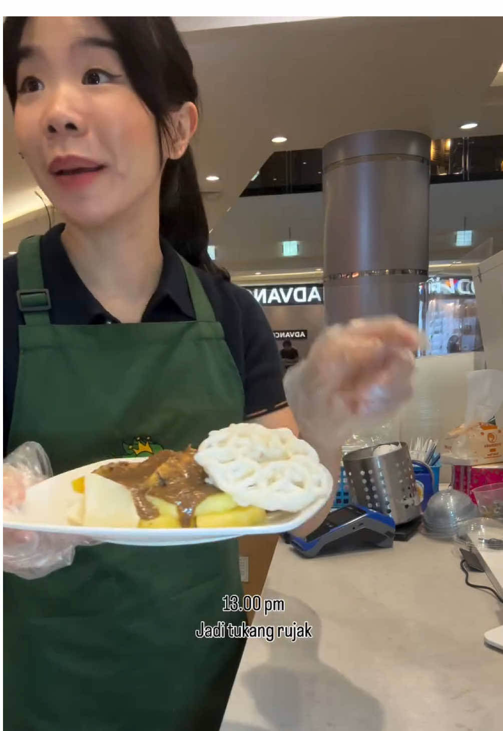 Pov : wanita merangkap 3 job 🤣🤣 bantu follow kerjaan queen 1 nya donk @binandbun 