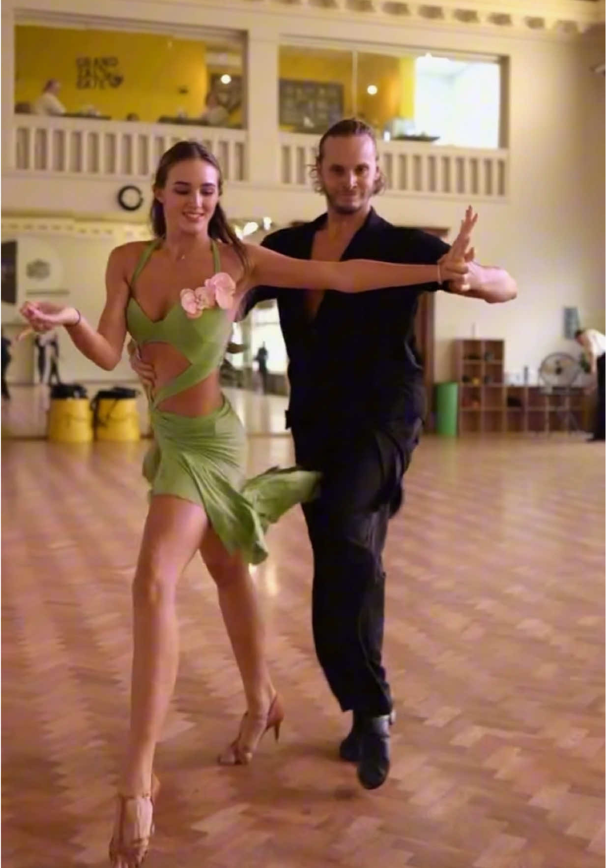 Fresh #samba vibes from Egor & Daria 🤩💐🌷 #zymdancestyle #ballroomdance #latindance #dancing 