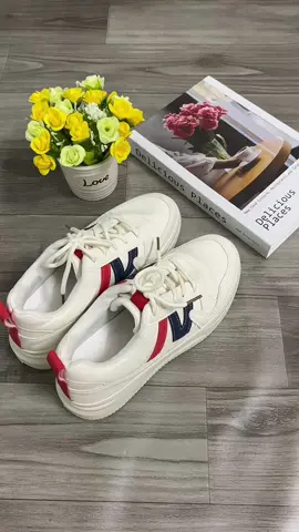 Giày thể thao nữ phong cách mới. #giaydep #xuhuong #giaydepxinh #giaythethao #giaysneaker 