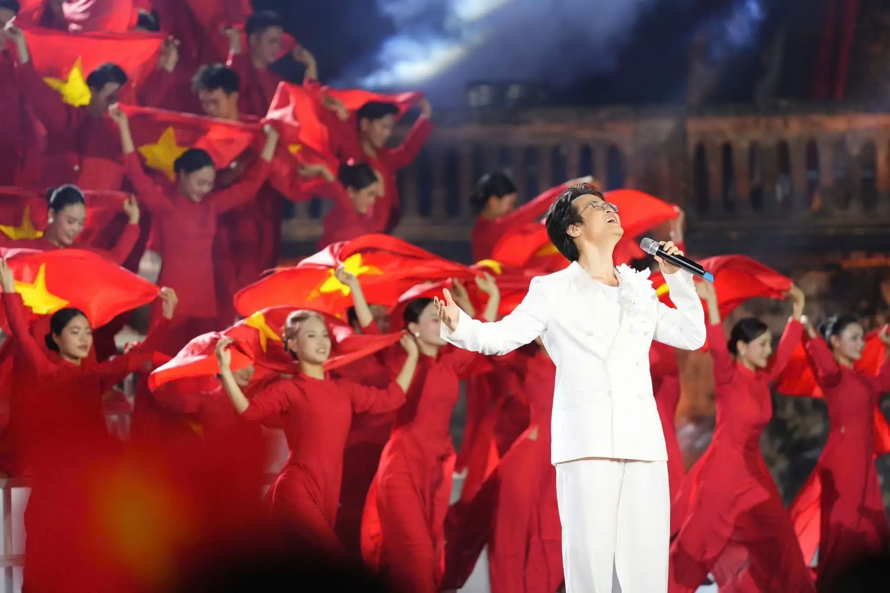 🇻🇳 Hà Anh Tuấn gửi gắm niềm tự hào và tình yêu dành cho lá cờ qua ca khúc “Nhà tôi có một lá cờ” tại cầu truyền hình “Thời cơ Vàng” ❤️ “Nhà tôi có treo một lá cờ” là một ca khúc mới nằm trong album 
