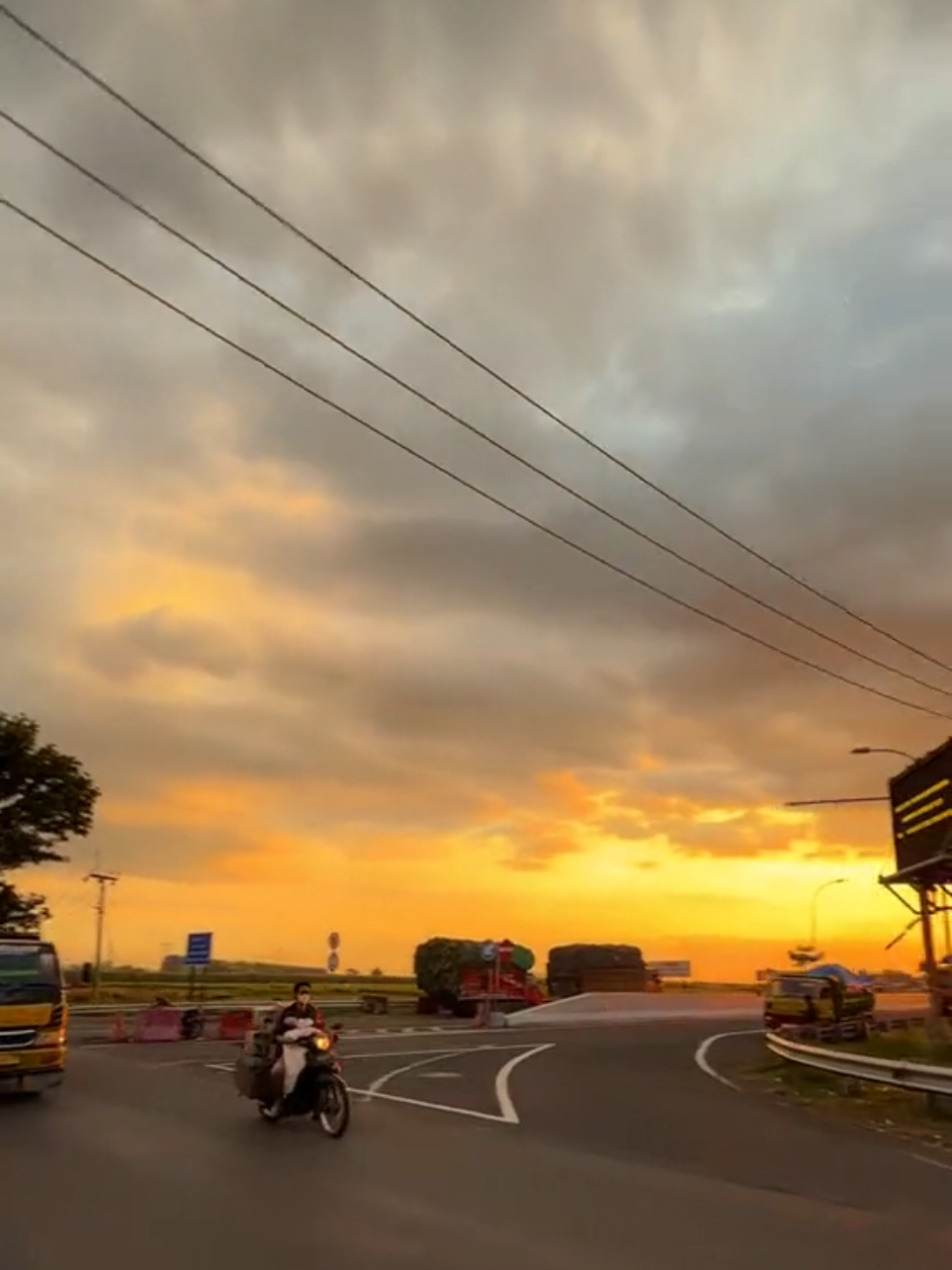 yang malming nya dirumah aja, boleh dijadiin SW nih biar dikira jalan 😅  #sunset #ciledug #cirebon #timur #cirebontimur 