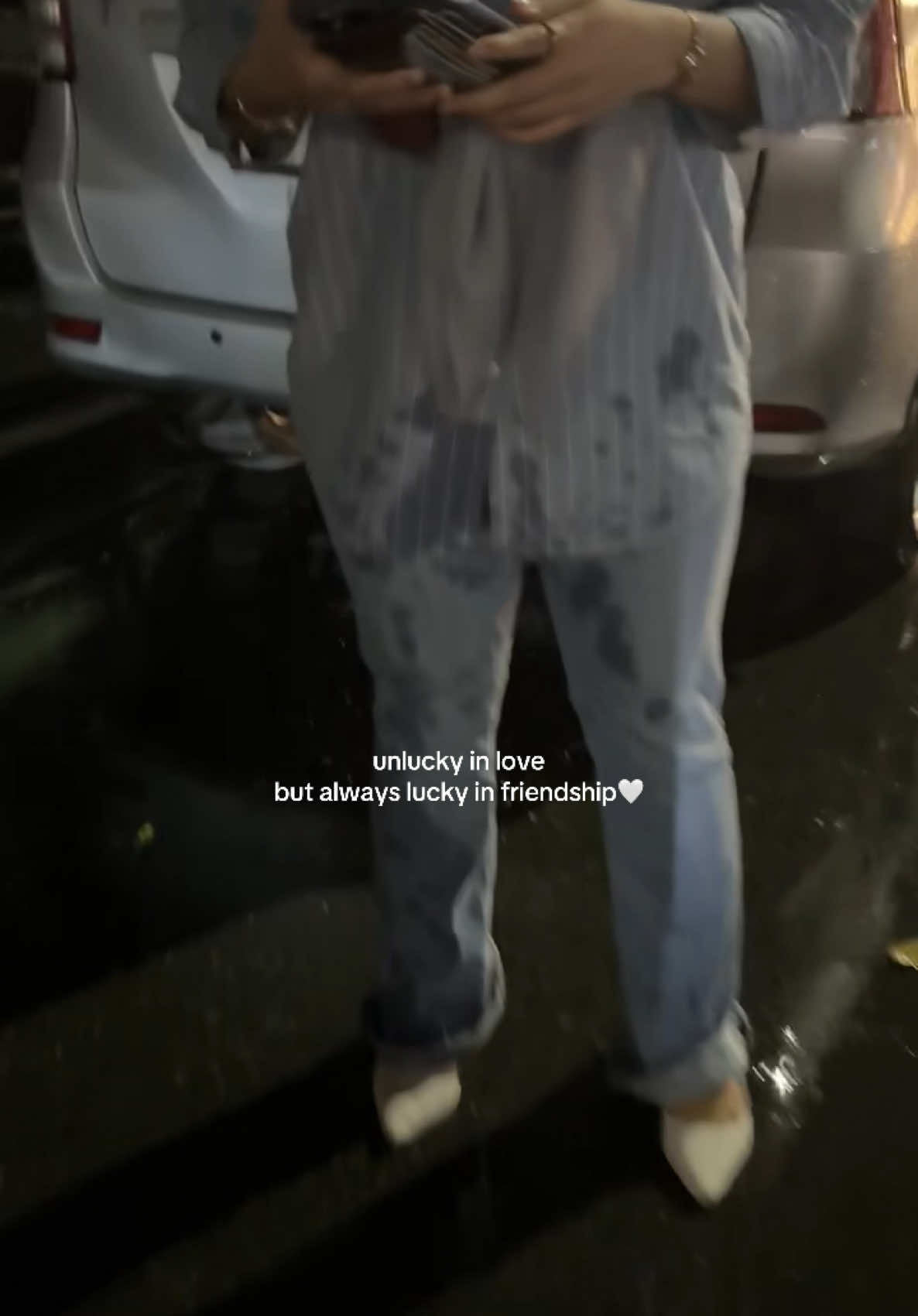 baju aku basah dicipratnya??!  