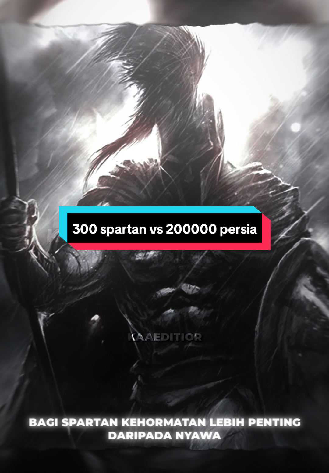 Kenapa saya taro foto spartan? Penjelasan 👇  Pertempuran antara 300 prajurit Spartan melawan sekitar 200.000 tentara Persia adalah salah satu kisah paling ikonik dalam sejarah kuno. Ini terjadi di Thermopylae pada tahun 480 SM, di mana Raja Leonidas memimpin prajurit Spartan melawan pasukan besar Persia yang dipimpin oleh Raja Xerxes I. Detail Pertempuran - Lokasi dan Strategi: Pertempuran terjadi di celah sempit Thermopylae, yang memungkinkan prajurit Spartan menggunakan formasi phalanx untuk melawan pasukan Persia yang jauh lebih besar. - Hasil Pertempuran: Meskipun menunjukkan keberanian luar biasa, prajurit Spartan kalah setelah pasukan Persia menemukan jalan untuk mengepung mereka dari belakang melalui jalur rahasia yang ditunjukkan oleh pengkhianat Ephialtes. Dampak Pertempuran - Pertempuran Thermopylae menjadi simbol keberanian dan patriotisme. - Kisah ini menginspirasi banyak orang untuk berjuang melawan penindasan. - - #history #yunanikuno #spartan #kaaeditior 