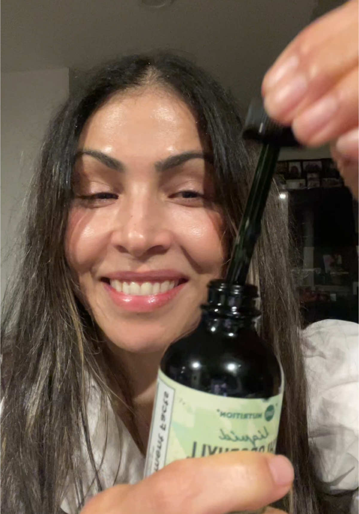 🌱✨ El secreto para una piel luminosa está en lo que bebes. ¿Sabías que la clorofila puede transformar tu piel desde adentro? 🌱💚 La clorofila ayuda a oxigenar la sangre, mejorar la digestión y desintoxicar el cuerpo. Y cuando tu organismo está limpio y equilibrado, tu piel lo refleja: menos inflamación, menos manchas y más luminosidad  Ahora… si la mezclas con matcha, ¡tienes un dúo poderoso! 🍵💚 El matcha es riquísimo en antioxidantes, combate el envejecimiento prematuro y protege tu piel del daño solar y ambiental. Así que si buscas un glow natural, prueba este combo: clorofila + matcha = belleza desde adentro. Tu piel y tu energía te lo van a agradecer 💚✨. Si disfrutas de mi contenido déjame un emoji “GLOW” en los comentarios 👇👇👇y sigueme para mas tips. #c#clorofilam#matchar#rutinaDebellezag#glownaturalp#pielluminosaa#antioxidantesd#desintoxicacións#skincareroutineb#beautyhacksbeautyinsideout #cadittas #nycblogger  #LIVEIncentiveProgram #GoLIVEGrowFast #PaidPartnership 