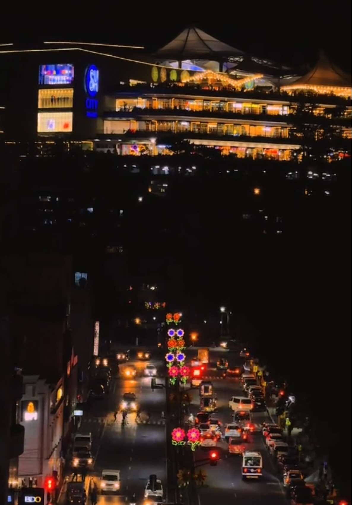 Perfect view habang nag aantay ng night market at onting chill at onting inuman pang bawas lamig 🥶🥶🥶.                   #baguio #boveda #bovedaskylounge #smbaguio #nightmarket 