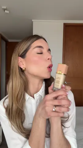 2 años sin usar filtros y solo me preocupé de elegir bien mis maquillajes 🫶 Estas bases de @Carolina Herrera vienen en 16 tonos que se adaptan a la piel, hidrata como un serum y cubre como base ligera. La amé ✨ #HerreraBeauty #fyp #makeup #maquillaje #trend 