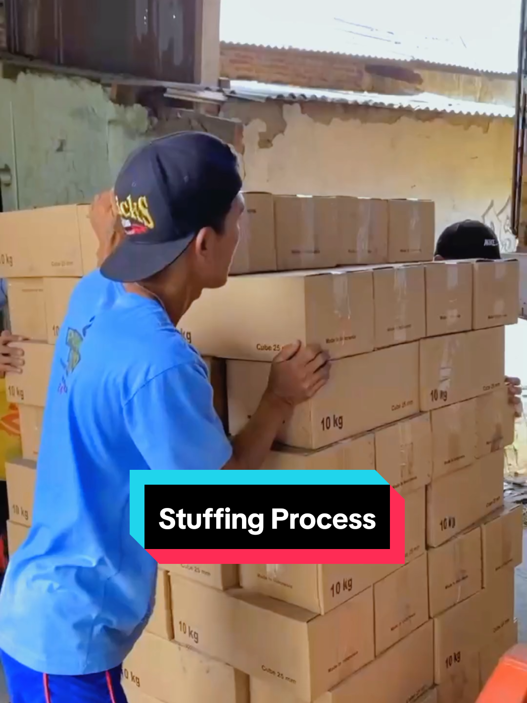 Stuffing process ane shipping to Saudi Arabia briqutte charcoal premium.🇸🇦 #briket #shisha #export #saudiarabia #dubai 