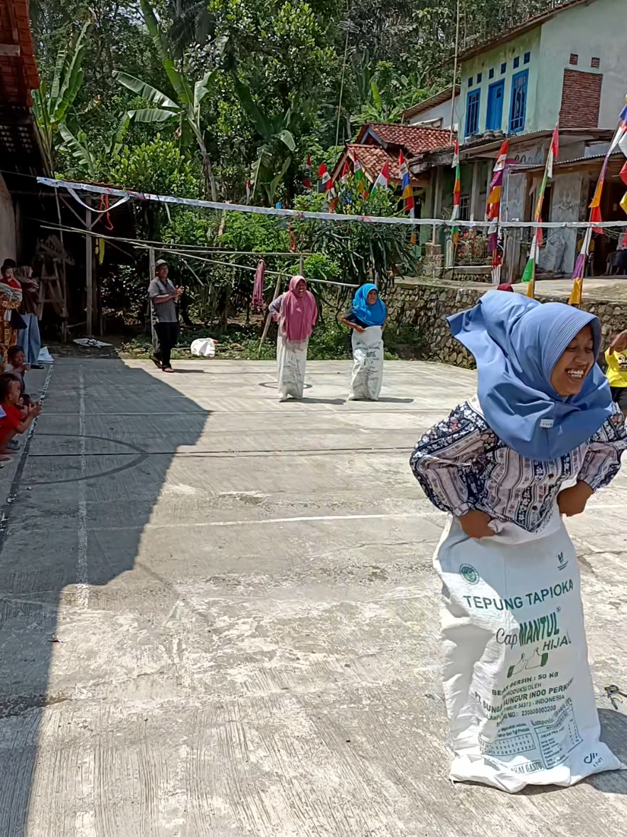 lomba bakap karung dalam rangka merayakan HUT RI ke 80 #fyptiktok  #videoviraltiktok  #foryoupage  #sagitajayaentertainment 