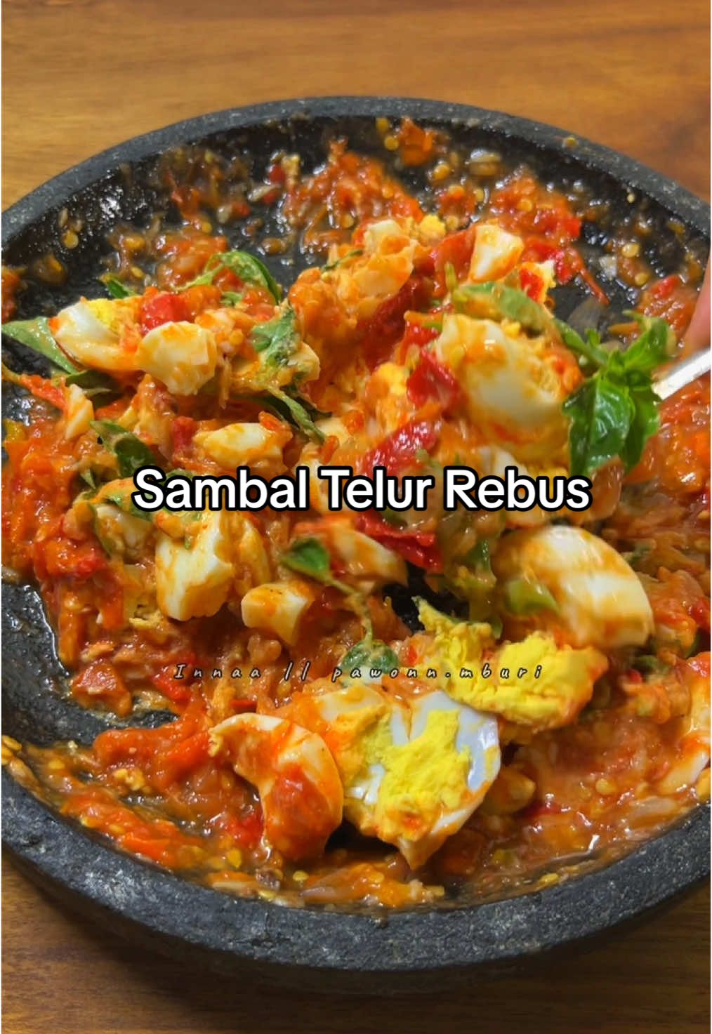 Sambal telur rebus. ✨ Save dulu buat ide masak nanti. Bahan: - 4-5 telur  - 5 cabe keriting - 10 cabe rawit - 5 bawang merah - 5 bawang putih - 2 tomat - garam - penyedap - terasi - kemangi
