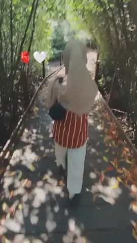so, aku bertemu dengan laki laki yang bisa membuat aku menjadi selayaknya perempuan, yang bisa manja, tanpa dituntut harus menjadi dewasa, tanpa dituntut untuk menjadi mandiri di hadapannya, dia yang penyabar, dengan tutur katanya yang halus, selalu mengusahakanku, mencontohkan hal baik lewat sikapnya, menegur dengan pelan, tidak merasa terbebani dengan manja dan banyak mau ku. karena dunia ku sudah keras dan keras kepalaku ingin diluluhkan, bukan disaingi apalagi diperdebatkan. @F A A N ❤️‍🔥 #pypシtiktok☆♡🦋 #lelakiku #loveyou #dewasa 