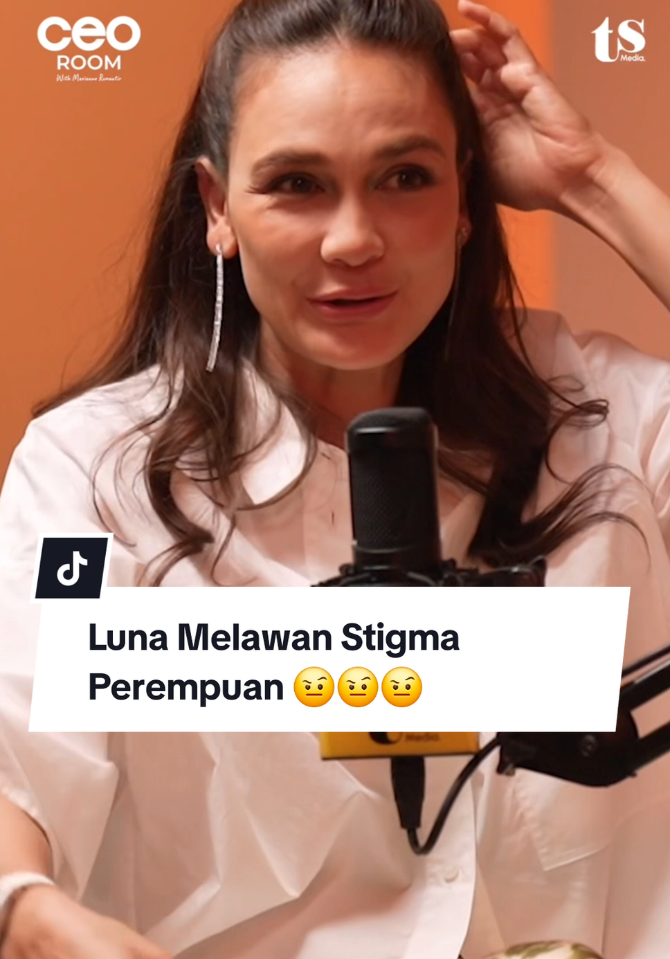 Kalau perempuan nggak nikah di umur tertentu, apa salah? Kalau perempuan milih jalannya sendiri, apa dosa? Di #CEORoom, @Luna Maya jawab semua stigma itu dengan satu pesan sederhana, “jangan takut sama modernisasi. Break the cycle.” Sometimes, the bravest thing you can do is just live your truth. #TSMedia #MarianneRumantir #LunaMaya