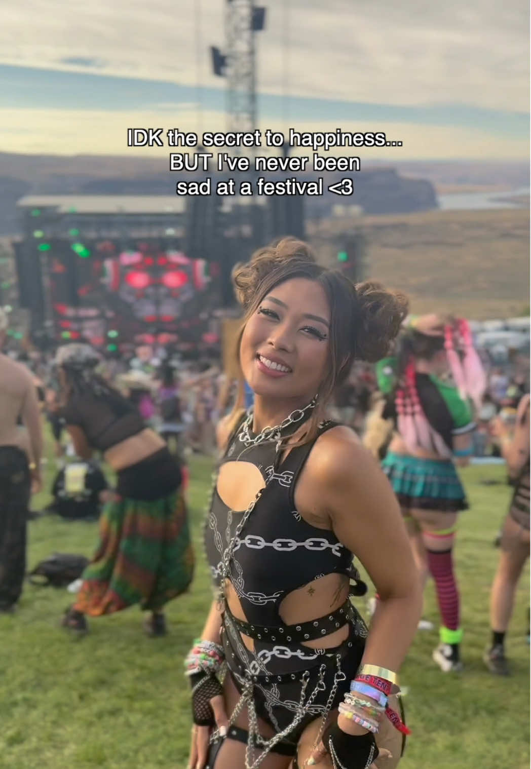 never been sad at a festival 😌 WEARING @iHeartRaves 💖💖💖 #basscanyon 