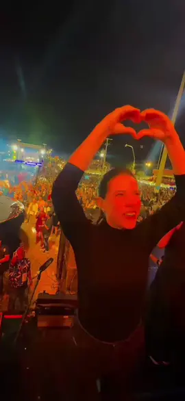 São 2h da manhã e eu aqui passando para dizer que a primeira noite da segunda edição do maior, melhor e mais seguro festival em linha reta, o @festivalpernambucomeupais, em 📍Gravatá, no Agreste, já é um sucesso! 💥💥💥 TÁ LINDO, minha gente!!! 😍 Bora simbora, meu prefeito @padrejoselito, que ainda temos mais dois dias de festa! 💜🚀 #raquellyra #governodepernambuco #festivalpernambucomeupaís #gravata #agreste 