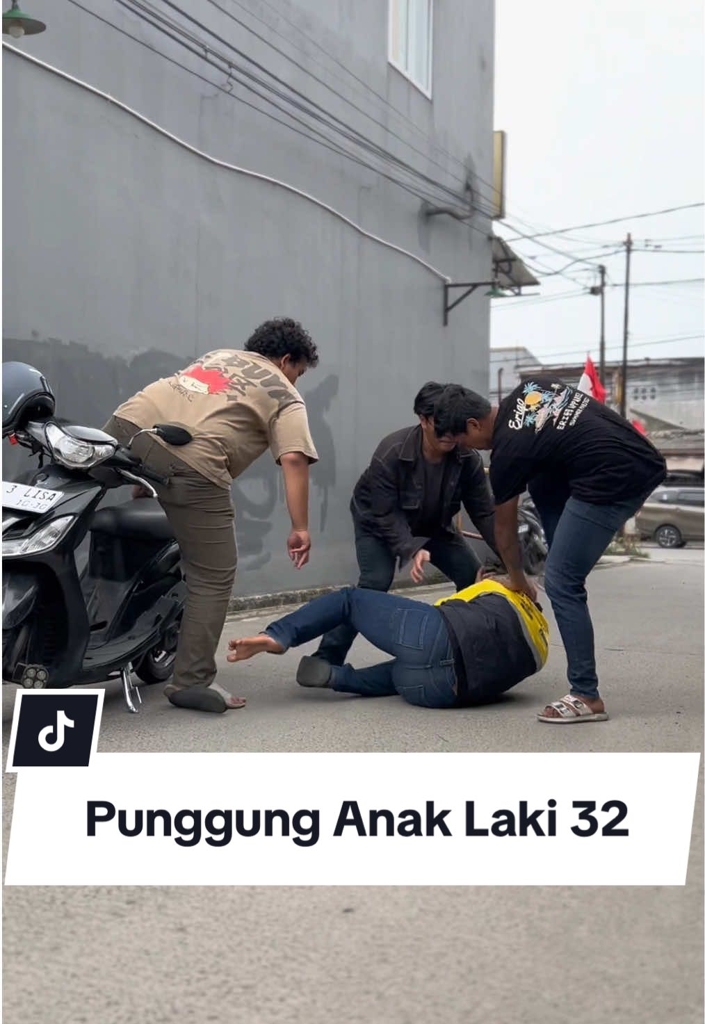 Apakah harus seperti ini akamsi disini? Sampai mengeroyok irwan yang ojol baru. @Megalodon @Bu_Chintya 2 @BUMALA @tinananana  #tulangpunggung  #dramarekomendasi  #dramatiktok  #dramakorea  #dramachina 