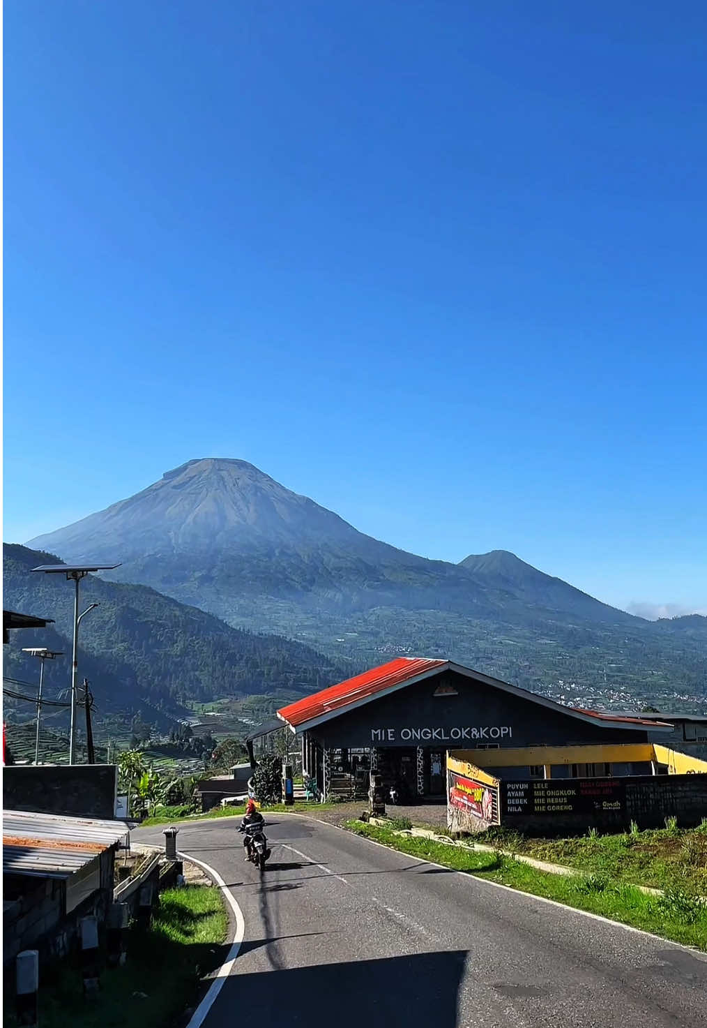 Sepanjang jalan ke Dieng dengan view gunung Sindoro yang bikin candu 🌲⛰️🏞️#CapCut #jelajahliburan #weekend #holiday #soundviral #healing #dieng #wonosobo #wonosobo24jam #foryou #fyp #fypage #xybca #masukberanda #trending #viral 