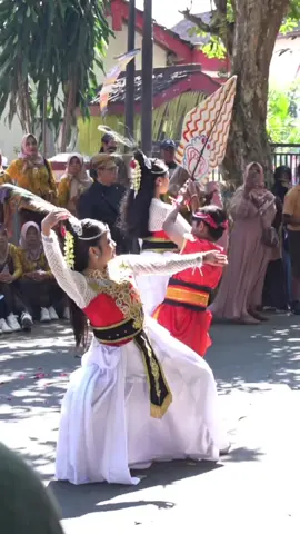 Kirab Buceng Guyub dalam rangkaian Bersih Kelurahan Sananwetan Peringatan HUT Ke-80 Republik Indonesia Tahun 2025. #kirab #kirabbudaya #pemkotblitar #sananwetan #blitarsae 