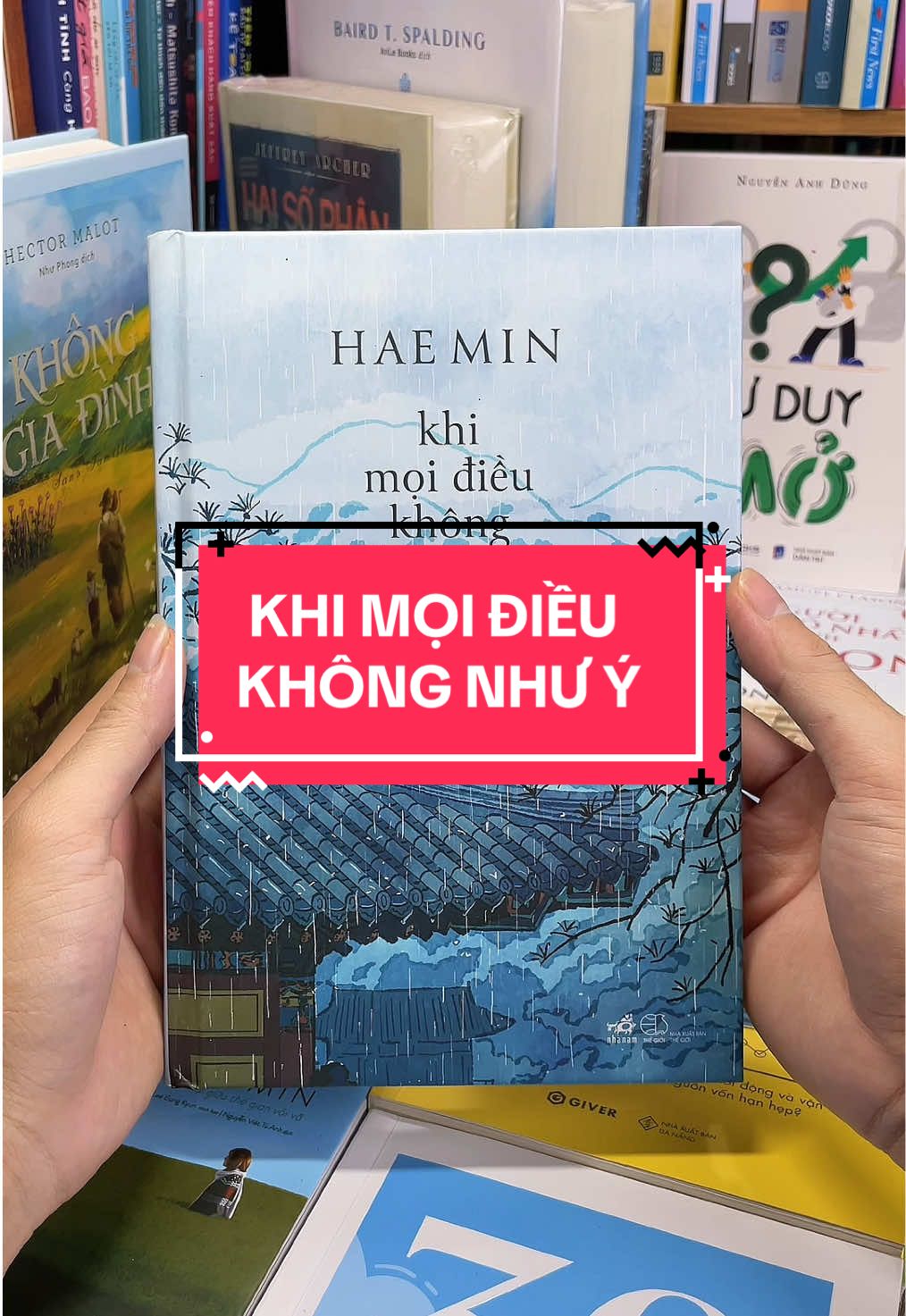 Khi Mọi Điều Không Như Ý – Bí Quyết Giữ Tâm An Giữa Sóng Gió Cuộc Đời. Có những lúc cuộc sống chẳng đi theo cách ta mong muốn: công việc bế tắc, tình cảm trắc trở, lòng đầy áp lực và mệt mỏi.  Thay vì vùng vẫy trong khổ đau, thiền sư Hae Min sẽ nhẹ nhàng chỉ cho bạn cách buông bớt gánh nặng, học cách chấp nhận và tìm thấy sự bình an ngay trong nghịch cảnh. Trong “Khi Mọi Điều Không Như Ý”, mỗi trang sách là một lời nhắn nhủ đầy trí tuệ và yêu thương, giúp bạn lắng dịu tâm trí, nhìn rõ giá trị của bản thân, và tìm lại niềm vui sống từ những điều giản dị nhất. Nếu bạn đang loay hoay giữa áp lực, thất vọng hay tổn thương, thì cuốn sách này chính là người bạn tinh thần bạn cần ngay lúc này.  Hãy để “Khi Mọi Điều Không Như Ý” đồng hành và trao cho bạn một trái tim mạnh mẽ, an yên hơn!#tiemsachbinhyen #sach #sachhay #BookTok #khimoidieukhongnhuy 