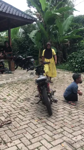 Nyangkut di pohon #promoseruweekend #viral #hiburan #comedy 