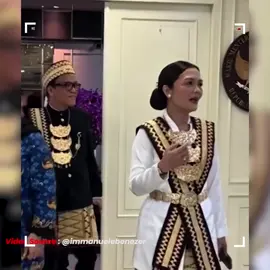Sosok Silvia Rinita Harefa Istri Immanuel Ebenezer, Dulu Hidup Sederhana hingga Gadaikan Surat Nikah di balik karakternya yang tegas, Noel pernah menjalani berbagai pekerjaan untuk bertahan hidup, termasuk menjadi pengemudi ojek online (ojol). “Saya mantan ojol, tetapi sekarang dipercaya Presiden Prabowo untuk menjadi Wakil Menteri,” ucap Noel dalam sebuah kesempatan ketika bertemu dengan para driver ojol.  Di balik perjalanan karier Noel, ada sosok istri yang selalu mendampinginya. Meski jarang tampil di publik, kehadiran sang istri menjadi penopang penting dalam hidup Noel sejak masa-masa sulit hingga dirinya masuk ke lingkaran politik nasional. Kehidupan rumah tangga Noel dikenal sederhana, jauh dari kesan glamor. Namun, kasus OTT yang menjeratnya kini membuat publik penasaran seperti apa gaya hidup sang keluarga. Noel pernah berbagi kisah susahnya mendapatkan modal usaha.