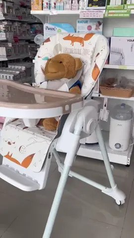 🧸Bebeplay High chair🧸 เก้าอี้ทานข้าว มีล้อ ปรับระดับได้ ปรับเป็นเปล กล่อมนอนได้ พับเก็บได้ ใช้ได้ตั้งแต่แรกเกิด-5ปี ⭐️ปรับเตี้ยสุดเพื่อใช้งานกับโต๊ะเด็ก และปรับสูงสุดเพื่อใช้งานกับโต๊ะผู้ใหญ่ ⭐️ปรับความเอียงเบาะได้ตั้งแต่ 0-170 องศา ⭐️สินค้าผลิตจากเบาะหนัง Premium หนานุ่ม ลายการ์ตูนสดใส น่ารัก ⭐️มีสายรัด 5จุด ปลอดภัยต่อเด็ก ⭐️ปรับสูงได้ 8 ระดับ โครงทำจากเหล็ก แข็งแรงพิเศษ ⭐️ถาดอาหารขนาดใหญ่หนา 2 ชั้น ปรับได้ 3 ระดับ ล้างทำความสะอาดได้ ⭐️เบาะพนักพิงและที่รองขา ปรับได้ 3 ระดับ ⭐️เบาะปรับเอ็นนอนได้สบาย 3 ระดับตามชอบ ⭐️ถาดถอดออกได้ เพื่อใช้ร่วมโต๊ะอาหารกับผู้ใหญ่ ⭐️มีล้อ 4 ชิ้น ถอดประกอบง่าย เข็นได้สะดวก ⭐️สินค้ารับประกัน 18 เดือน ‼️มีทั้งหมด 5 ลาย มีสีชมพู สีฟ้า สีเทา ลายสุนัขจิ้งจอกและลายนกฮูก‼️ ❗️รายละเอียดของสินค้า ❗️ ✅ใช้ได้ตั้งแต่ แรกเกิด จนถึง 5ขวบ ✅มีความกว้าง 56cm และความสูง 95cm ✅รองรับน้ำหนักได้ถึง 60kg ✅พับเก็บง่าย โดยกดปุ่มค้างด้านข้างตอนพับ ตั้งพื้นได้ไม่ล้ม #babycarebangyai #เบบี้แคร์บางใหญ่ #เพราะเราแคร์คุณ #สินค้าแม่และเด็ก #ร้านค้าสินค้าเด็กอ่อน          