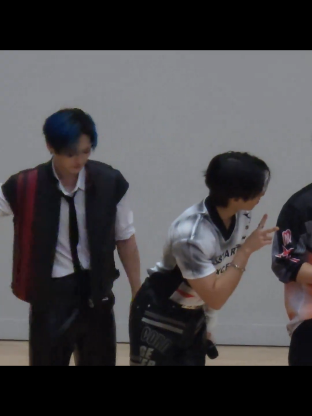 *slap* he has to make sure everybody knows #minsung #leeknow #han #hanjisung #straykids 