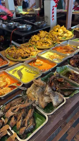 Rp 4000,- BISA MAKAN NASI SAYUR SEPIRING MUNJUNG, MAU HERAN TAPI BENERAN‼️🙌🏻🔥 Ternyata di Jogja ada tempat makan myrah meriah, 4k bisa makan super kenyang nasi sayur bisa ambil sebanyaknya asal 1xambil dalam 1piring. Gasss namanya @oseng_ndeso ! Disini punya banyak banget menu yg bisa dipilih dan enak enak. Dari menu sayur, lauk, sundukan, dll. Ada juga pisang goreng yg jadi primadona disini~ Tempatnya luas, asik, punya view sawah. Gass deh langsung merapat! 📍@oseng_ndeso || Kadirojo I, Purwomartani, Kalasan, Sleman Regency, Special Region of Yogyakarta 55571 🌏GMAPS: “Oseng Ndeso Yogyakarta” ⏰06:30-20:30 SOLO FOODIE MAKAN DULU BARU KAMU #solofoodie #kulinersolo #osengndeso #osengndesojogja #kulinerjogja   