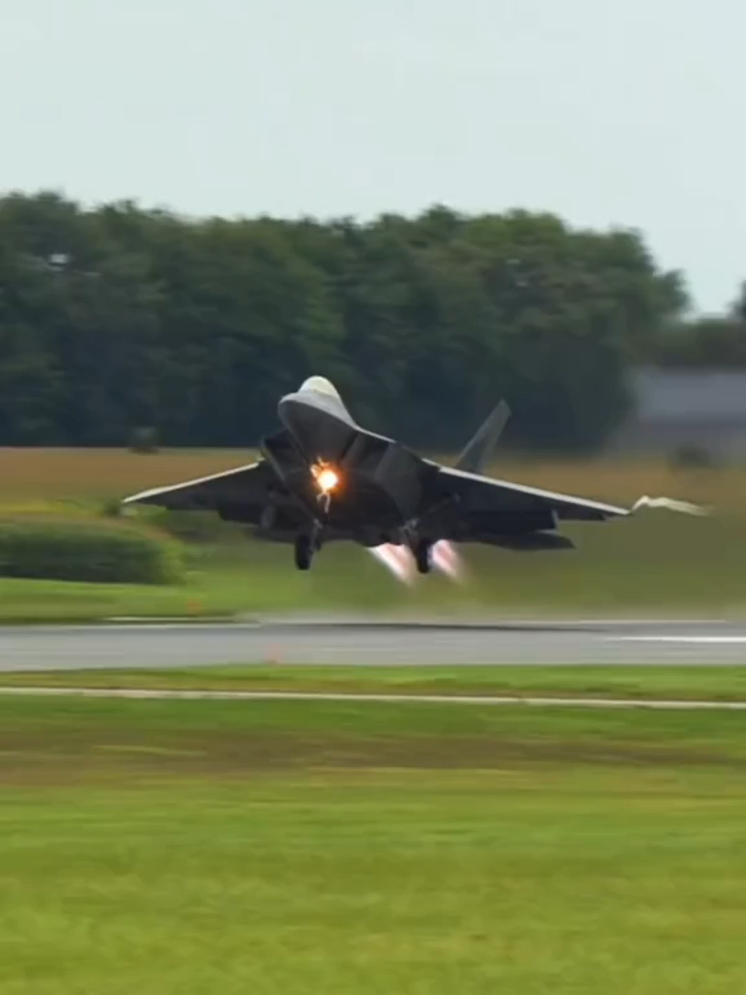 OQUE Acontece se o f22 raptor entrar no espaço aero da venezuela? Se um F-22 Raptor — o caça furtivo mais avançado dos Estados Unidos — entrasse no espaço aéreo da Venezuela, o mundo provavelmente pararia para assistir o que viria a seguir. E não seria apenas um incidente comum… seria um sinal claro de que algo grande está prestes a acontecer. Primeiro: ele não seria detectado imediatamente. O F-22 foi criado para ser invisível aos radares convencionais. Se cruzasse a fronteira venezuelana, ele só seria percebido quando quisesse ser percebido — se é que seria. Mas a pergunta que explode é: por quê? Uma entrada não autorizada significaria uma mensagem direta ao governo venezuelano, e talvez até ao próprio Nicolás Maduro: 
