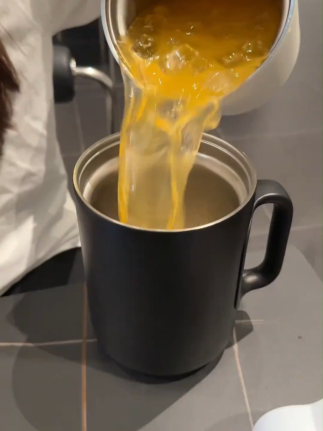 喝水也能有新體驗？這款創意不鏽鋼水杯告訴你答案！它擁有可折疊杯身設計，不使用時能輕鬆收納，放入口袋、背包都不佔空間，出門旅行、通勤上班超級方便。展開後卻是大容量水杯，足以應付日常飲水需求。杯蓋處暗藏乾坤，集成了小型濾網與儲物盒，可放置茶葉、咖啡粉，需要時直接倒入杯中沖泡，實現茶水、咖啡自由。食品級不鏽鋼材質，安全耐摔，輕巧又堅固。獨特的雙層真空隔熱，保溫保冷性能出色，用它喝水，便捷又有趣，生活小細節也能因它而大不同。