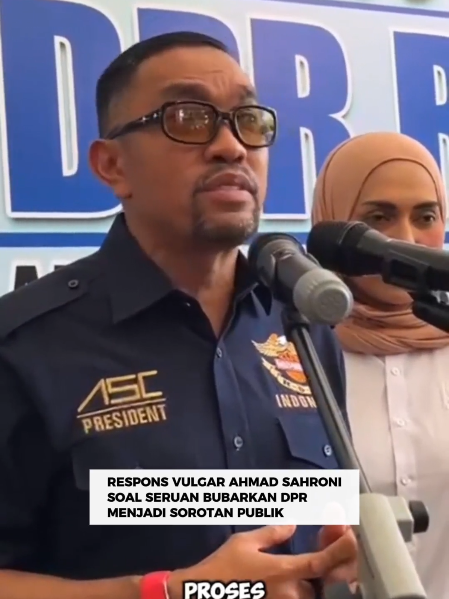 Seorang pejabat publik kembali menuai sorotan setelah pernyataannya dinilai merendahkan masyarakat. Ketua Komisi III DPR, yang notabene membidangi hukum, hak asasi manusia, dan keamanan, menyebut masyarakat dengan istilah yang dianggap tidak pantas 