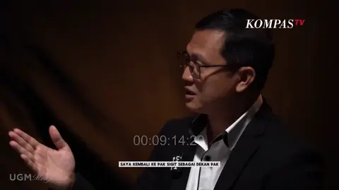 UGM Buka-bukaan! Bicara Dosen Pembimbing hingga Lembar Pengesahan Skripsi Jokowi Dekan Fakultas Kehutanan, Sigit Sunarta menjelaskan soal dosen pembimbing kuliah dan dosen pembimbing skripsi dari Presiden ke-7 RI Jokowi saat mengemban ilmu di UGM. Hal ini disampaikan dalam keterangannya di Youtube Universitas Gadjah Mada pada Jumat (22/8/2025). Sigit juga menjelaskan bahwa Kasmudjo merupakan pembimbing akademik Jokowi. Sementara dosen pembimbing skripsi Jokowi Adalah Ahmad Sumitro. Dalam kesempatan itu, Sigit juga menjelaskan soal lembar pengesahan di skripsi Jokowi. Tuliskan komentarmu dan dapatkan berita terkini lainnya di www.kompas.tv serta youtube.com/kompastv