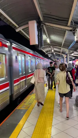 Suasana Padat Stasiun Sudirman . Video nya boleh kalian ambil, si izinkan semua tanpa syarat. #foryou #fyp #jakarta #stasiunsudirman #stasiun 