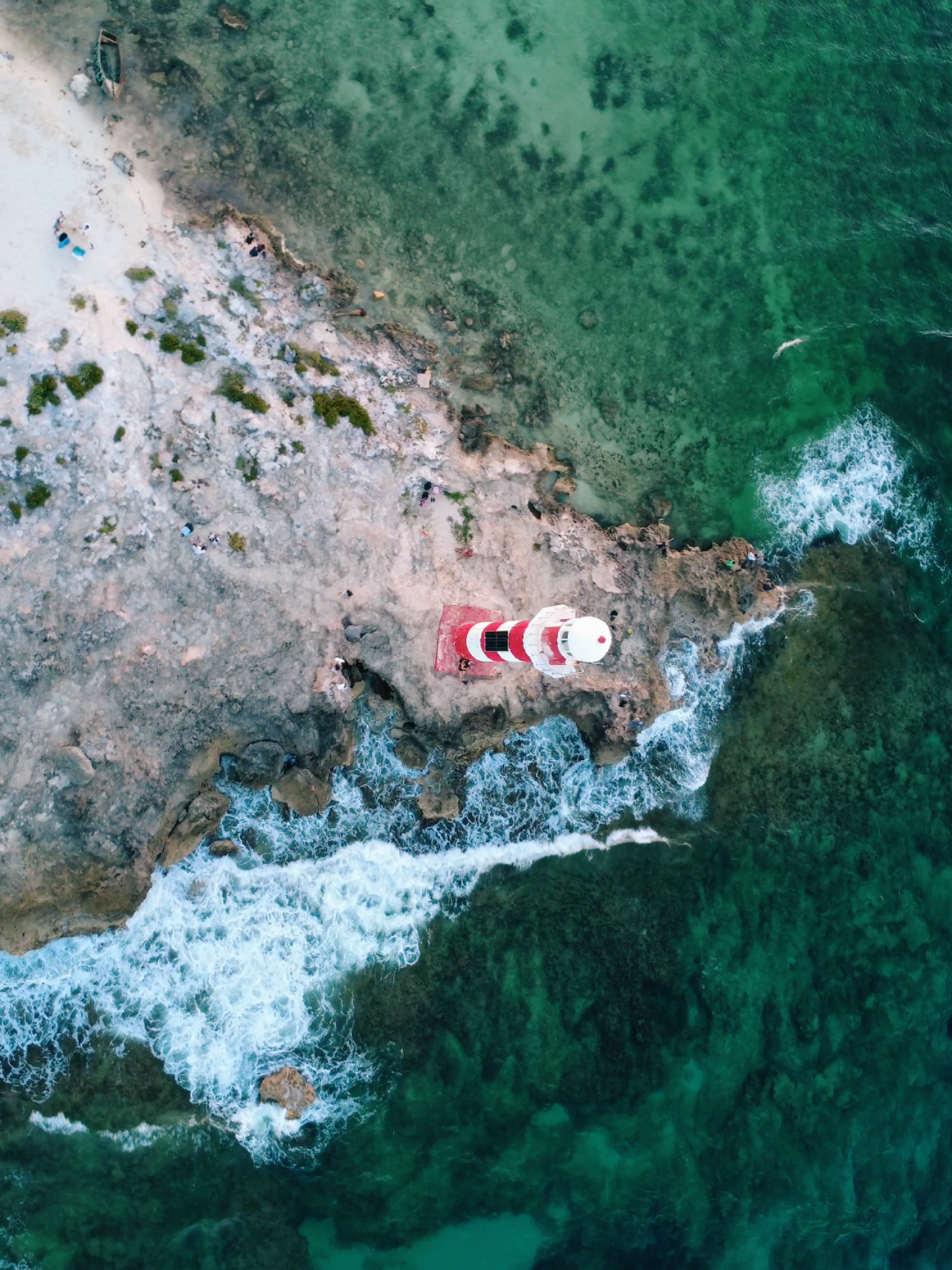 Una toma aérea siempre será espectacular.  #farocancun  #dji  #playa  #playagaviotaazul 