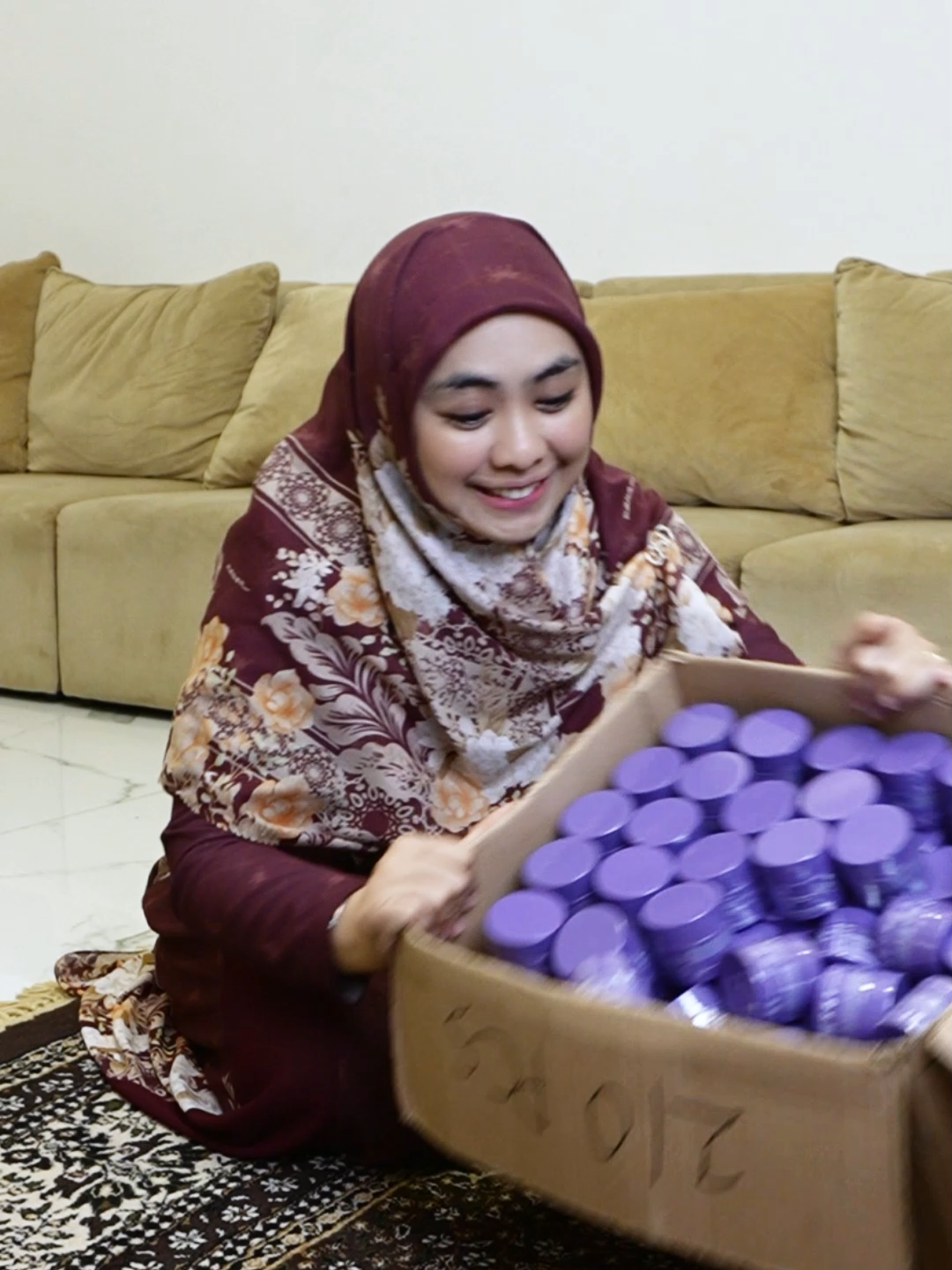SIAP-SIAP PAYDAY SALE! Bunda-bunda, mau dapetin harga anjlok langsung dari Umma Oki? 😱 Join LIVE tanggal 25–26 bareng Umma Oki, buruan jangan sampai ketinggalan! ✨ #PaydaySaleOzzaskin #livebarengummaoki #HargaAnjlok #GlowingTanpaDrama #paydaysale