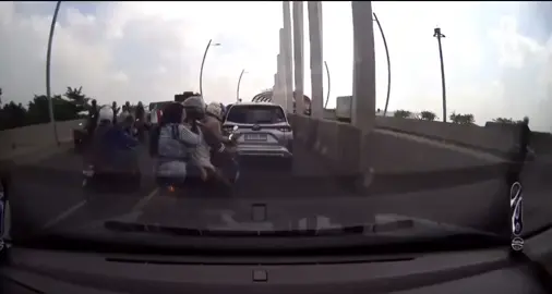 kecelakaan di flyover summarecon bekasi. sabtu, 23-08-2025 kira2 jam 9:35 wib pengendara motor nmax hitam nabrak truck dri blakang. korban luka laki-laki (1 orang). #kecelakaan #kotabekasi 